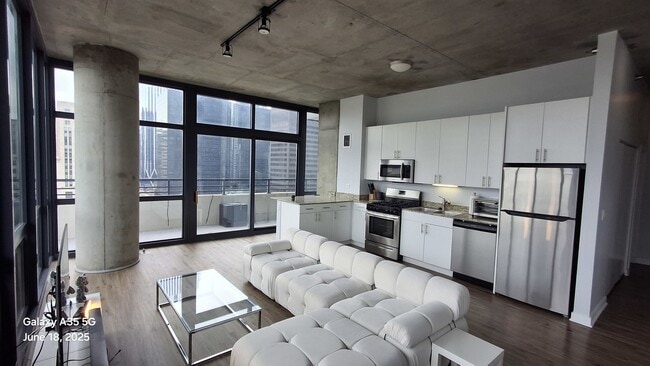 Building Photo - 235 W Van Buren St