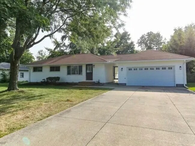 Building Photo - This stunning three-bedroom, two full-bath home was fully remodeled in 2024 and is move-in ready