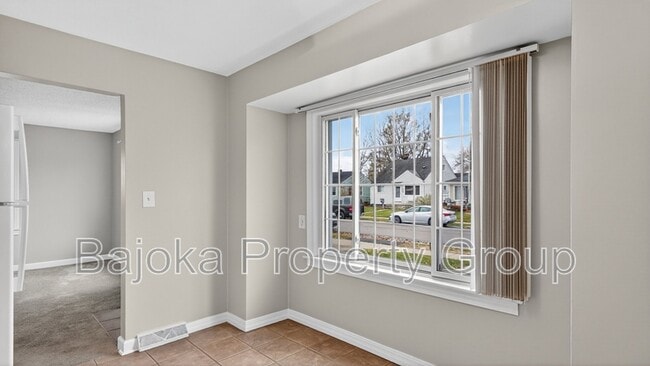 Building Photo - 648 Mayflower Ave