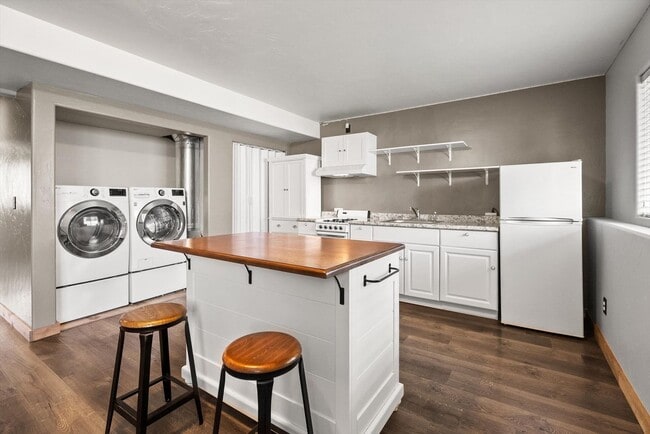 Building Photo - Amazing 3 Bedroom/2 Bath Bi-Level Home for...