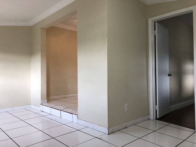 Building Photo - 812 W Lakewood Rd