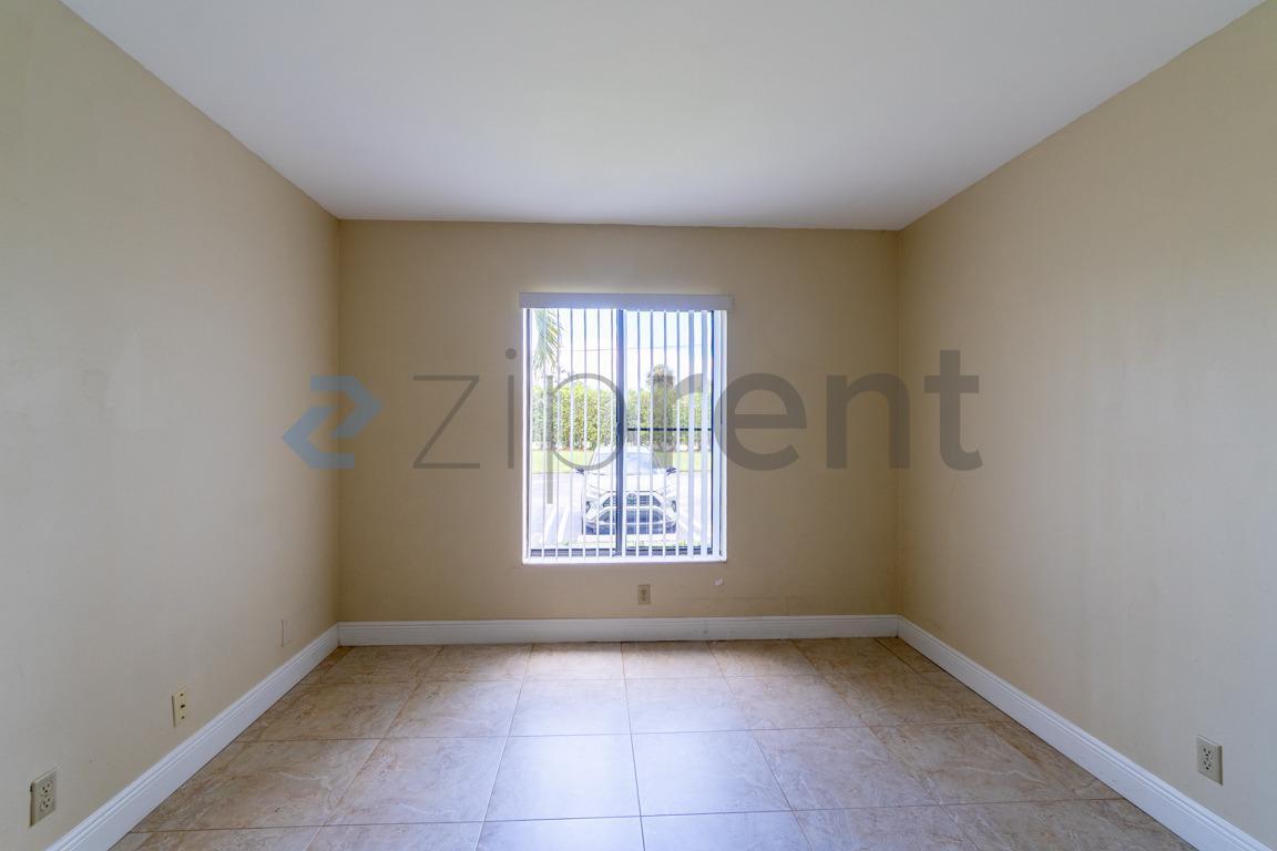 Building Photo - Unit D1