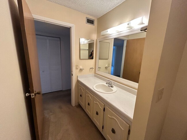 Building Photo - Available Mid April - Lovely 2/2 in in Alt...