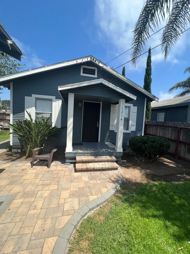 Building Photo - Walk to Beach, W/D, Shared Yard, Parking, No Pets