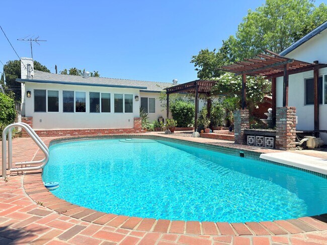 Building Photo - Beautiful Winnetka Home with Hardwood Floo...