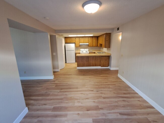 Building Photo - Roseville 2 Bedroom Duplex, New Carpet, Central Heat and Air, Large Fenced Yard