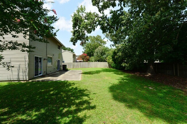 Building Photo - Community Lake-Dock and Private Beach