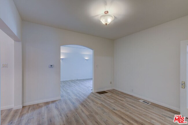 Building Photo - 320 S Reeves Dr