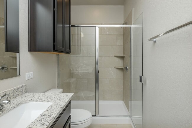 Building Photo - Beautifully designed and thoughtfully maintained duplex