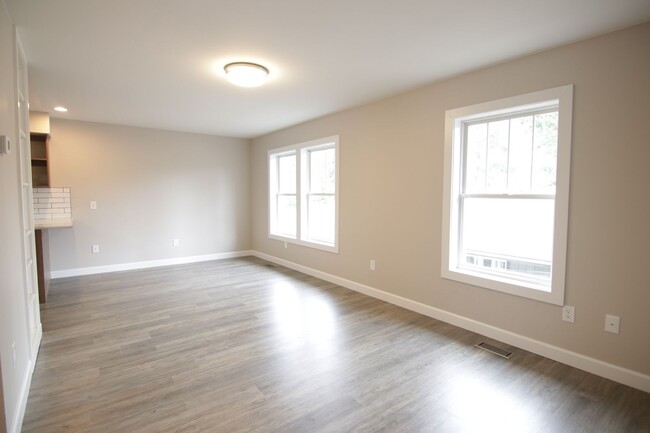 Building Photo - Updated 2 Bed 2 South Hill property 10 min...