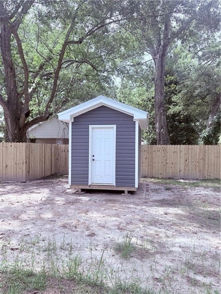 Building Photo - 305 E 34th Ave