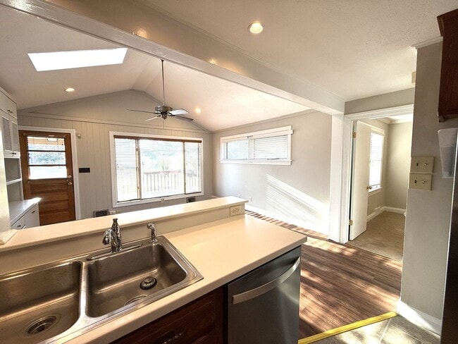 Building Photo - Spacious 3 Bedroom 2 Bath Home