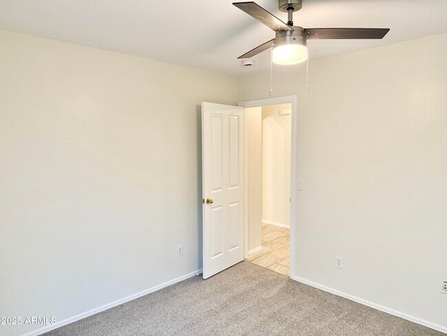 Building Photo - 13927 W Port Royale Ln