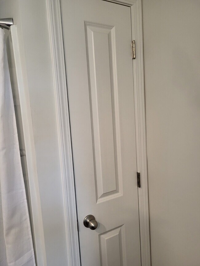 Building Photo - "Spacious Fully Furnished 4-Bedroom Townhouse in Summerville with 3 Full Baths – Your Perfect Fam...