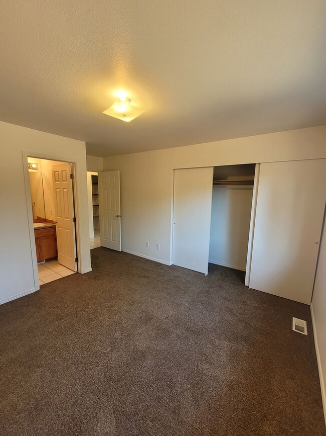 Building Photo - Spacious 3-Bedroom Duplex with 2.5 Baths i...