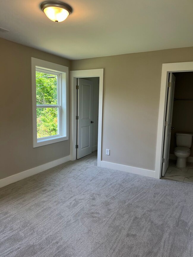 Building Photo - Beautiful Newer Build: Three Bedrooms in t...