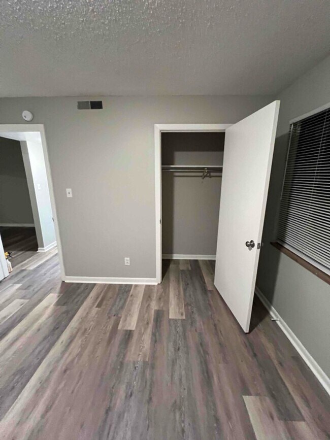 Building Photo - 1 Bedroom 1 Bath located in Charming North...