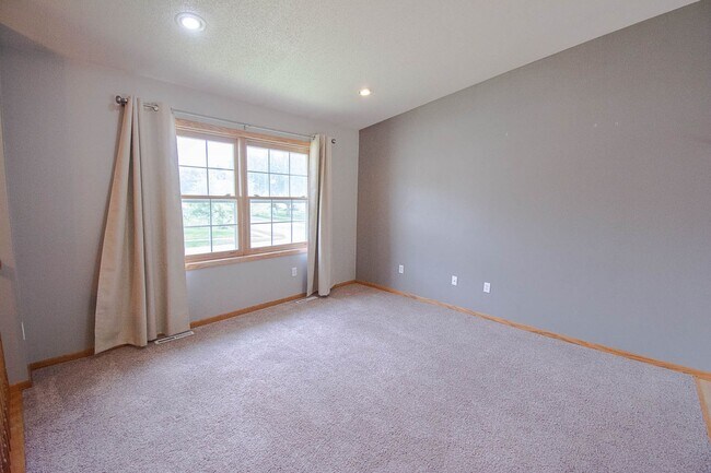 Building Photo - Pet friendly Country Club Manor home with fenced yard!