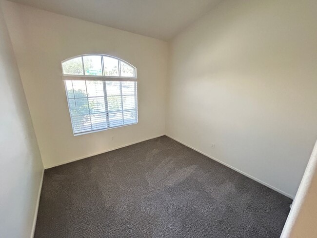 Building Photo - Cozy 3Bed/2Bath/2Car Residence located in beautiful Summerlin!
