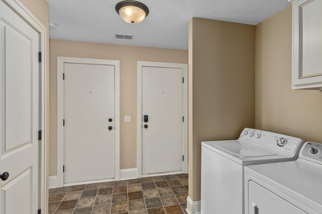 Building Photo - 835 Cherry St SE