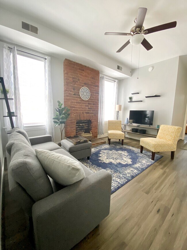 Primary Photo - 7 N Robinson St