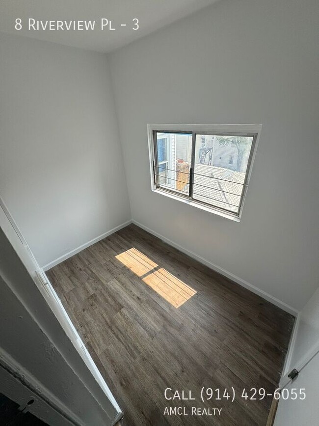 Building Photo - 8 Riverview Pl
