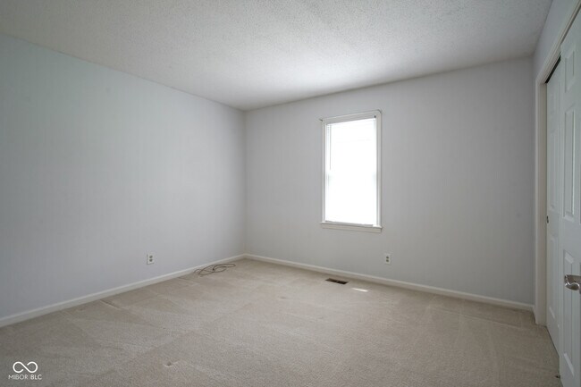 Building Photo - 10924 Lakeshore Dr W