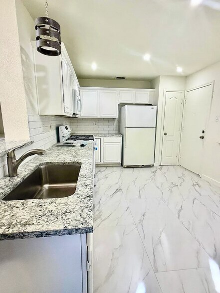 Building Photo - 2100 Riverplace Dr