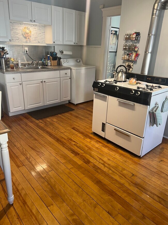 Building Photo - 95 May St