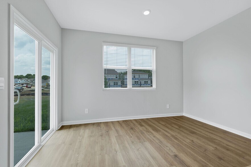 Great breakfast space with plenty of natural lighting - 901 Brooklyn Crossing Rd
