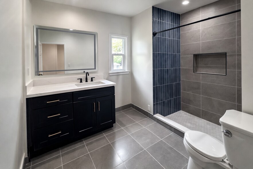 Building Photo - 582 N Oakland Ave