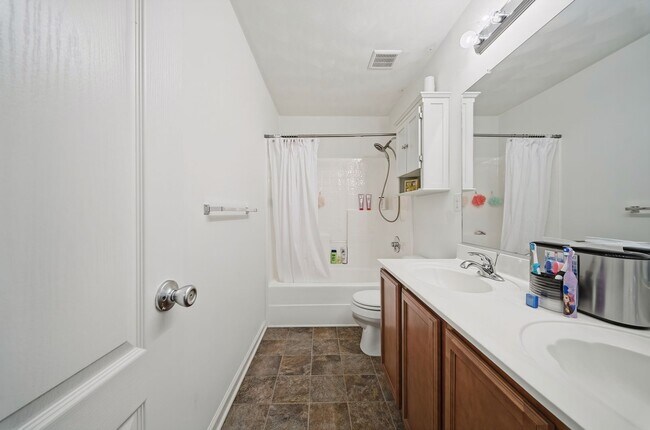Building Photo - LARGE 4 BEDROOM HOME NEAR MILITARY BASE AND BAY