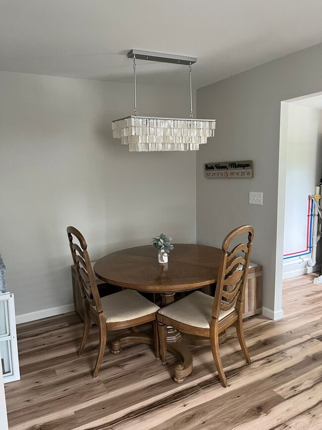 Building Photo - CharmingTwo Bedroom One Bath With Finished...