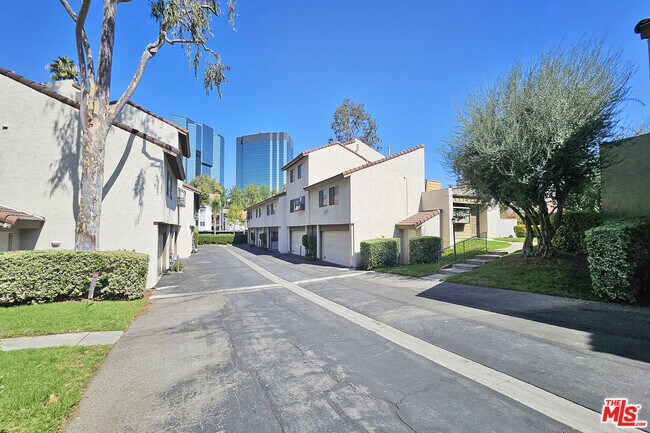 Building Photo - 5800 Owensmouth Ave