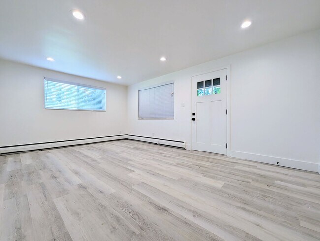 Building Photo - Beautiful, remodeled 1 bedroom apartment in the heart of sugarhouse.