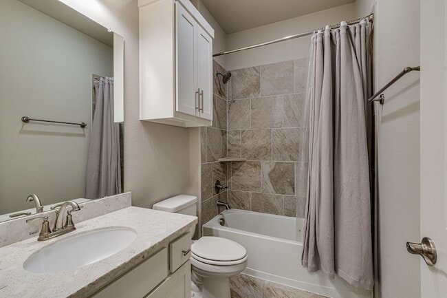 Building Photo - 1237 Pebblebrook Dr