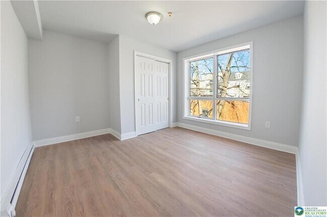 Building Photo - 829 Linden St