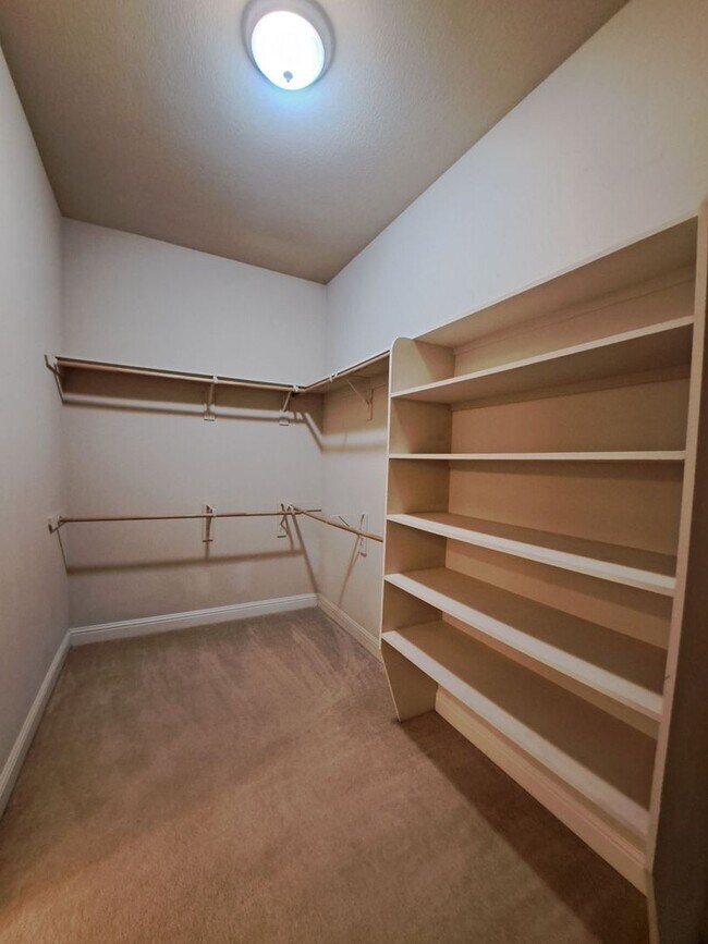 Building Photo - Move-in Special: Half Off the 1st Month's Rent – Charming 4 Bedroom House To Call Home!