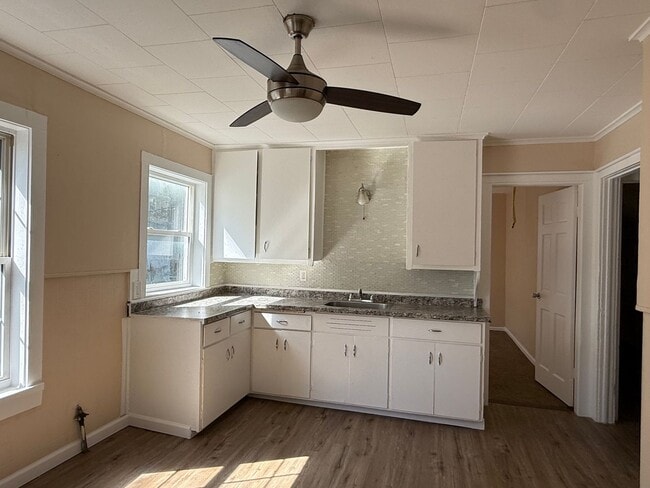 Building Photo - 1st FL BEDROOMS, 1ST FL LAUNDRY. MOVE-IN R...
