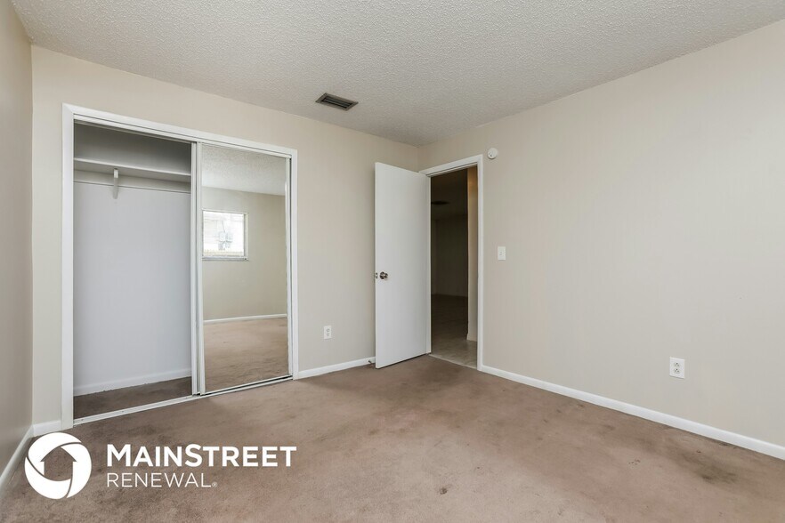 Building Photo - 865 S Lake Rd