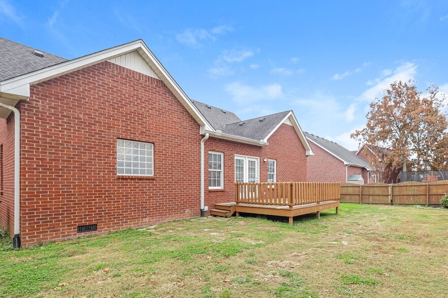 Building Photo - 411 Carmel Dr