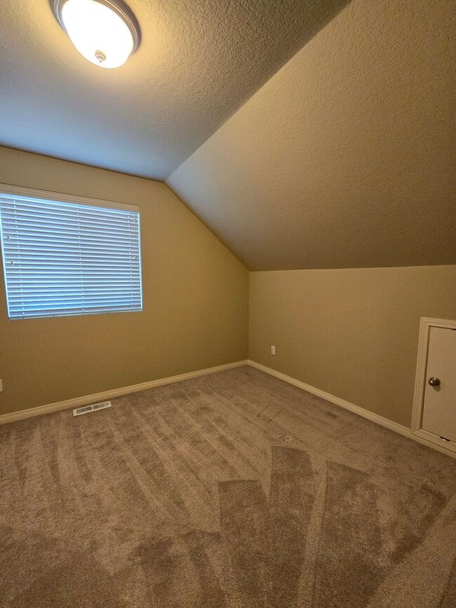 Building Photo - Small Dog Friendly 2 Bedroom 1.5 Bath Hous...