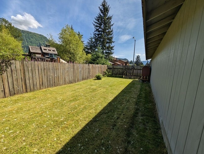 Building Photo - Valley Townhome, 3BD/1.5BA, Fully Fenced Y...
