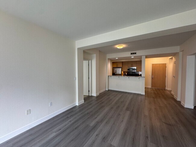 Building Photo - Beautiful third level 2 bedroom condo in the Mercer