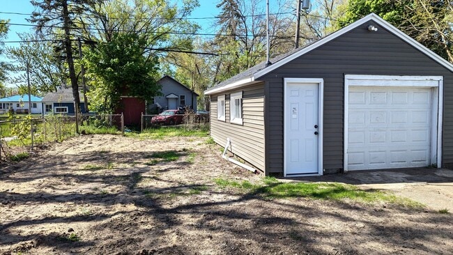 Building Photo - 969 Fleming- 2 bedroom house with basement and garage