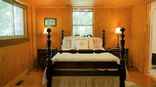 Building Photo - Fully Furnished 2 Bedroom Cottage in North...