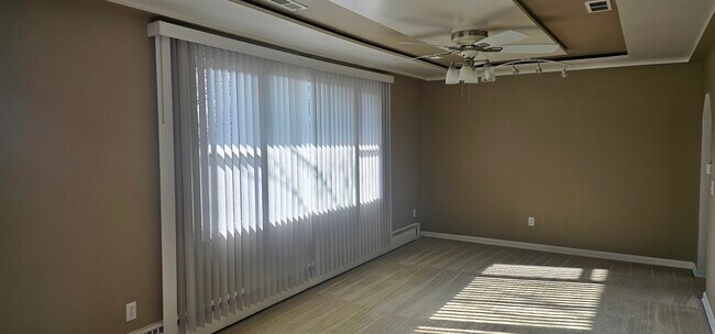 Building Photo - 1055 Kenmore Ave