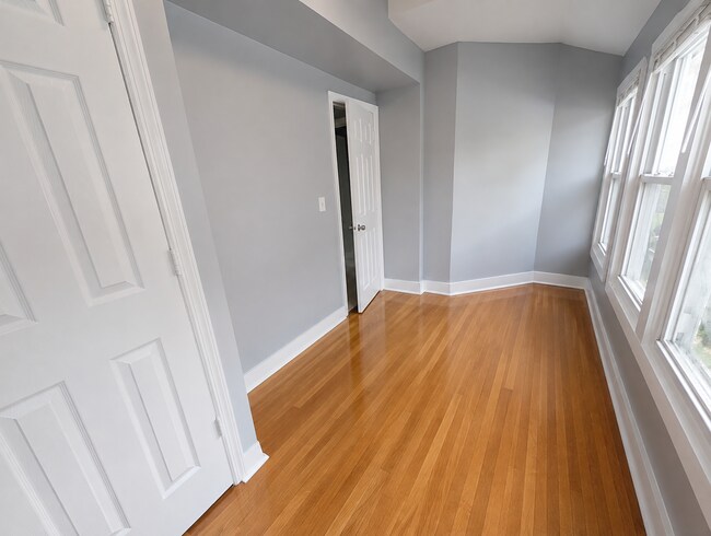 Building Photo - 406 Comstock St