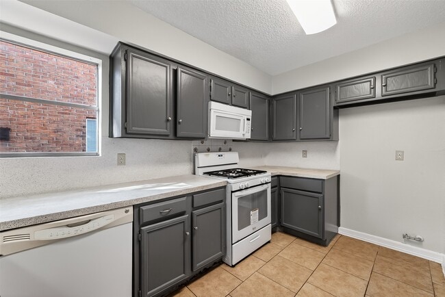 Building Photo - 18115 Poppy Trails St