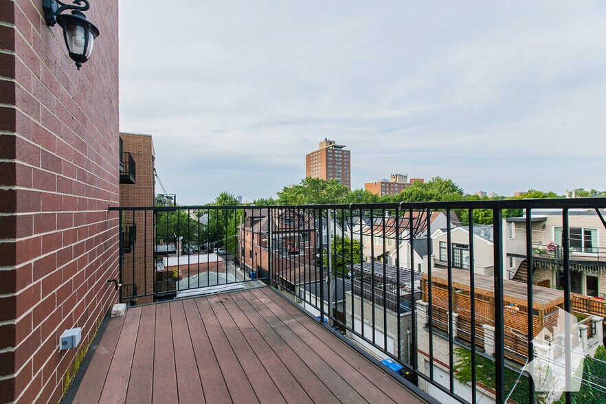 Building Photo - 3841 N Southport Ave